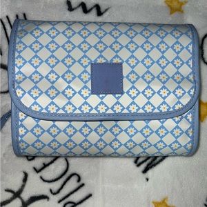 Travel cosmetic bag